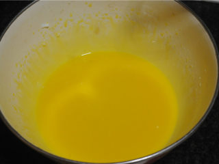 紫菜肉松蛋糕卷,蛋黄液加入植物油，用打蛋器打至融合