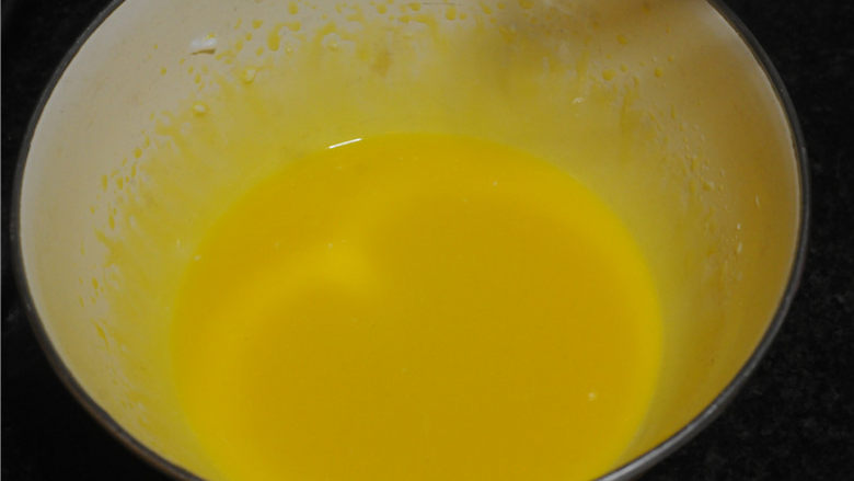 紫菜肉松蛋糕卷,蛋黄液加入植物油，用打蛋器打至融合