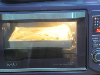 紫菜肉松蛋糕卷,将烤盘放入烤箱中层，180度烤20分钟，出炉，倒扣，盖上油纸防止表面干燥