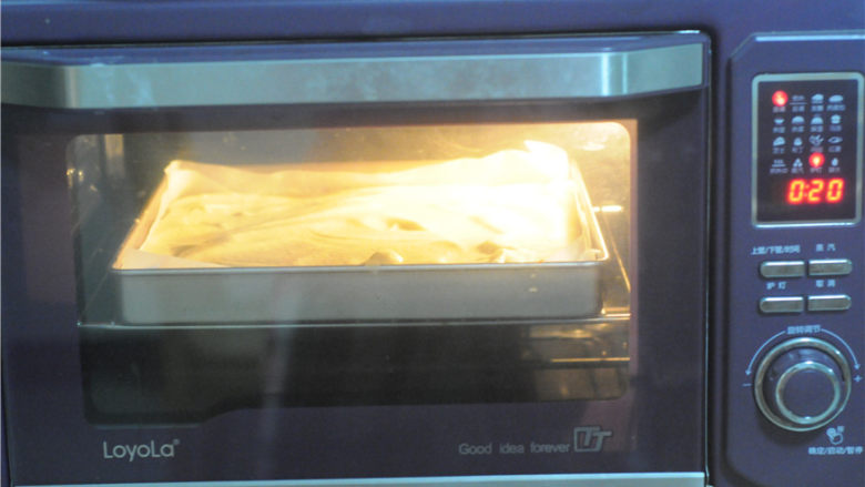 紫菜肉松蛋糕卷,将烤盘放入烤箱中层，180度烤20分钟，出炉，倒扣，盖上油纸防止表面干燥