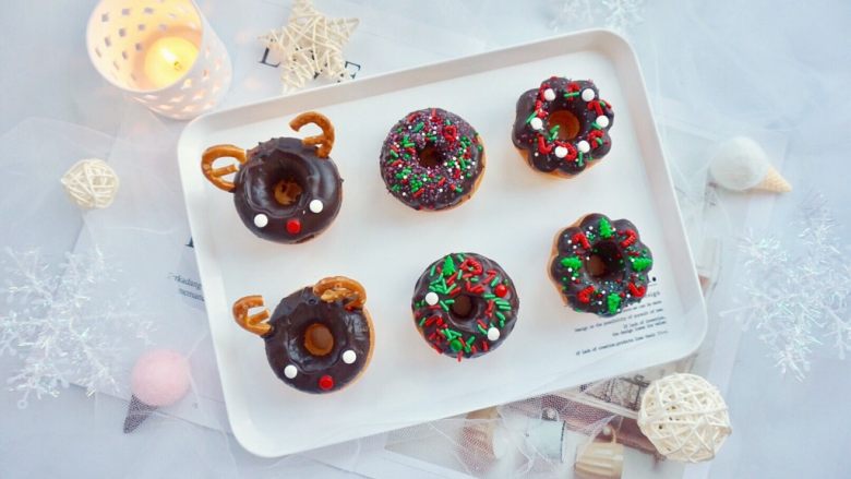 甜美可爱的圣诞甜甜圈,其余的甜甜圈同样的方法蘸上巧克力酱后，用小糖果装饰，可以任意DIY，小朋友可以参与哦。