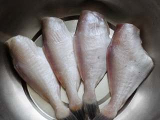 红烧扒皮鱼/耗儿鱼 简单又经典的家常美味,等到扒皮鱼冻硬的鱼身回软之后，用厨房剪刀把鱼鳍给修剪一下。