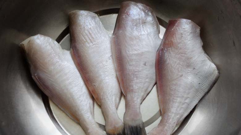 红烧扒皮鱼/耗儿鱼 简单又经典的家常美味,等到扒皮鱼冻硬的鱼身回软之后，用厨房剪刀把鱼鳍给修剪一下。