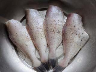 红烧扒皮鱼/耗儿鱼 简单又经典的家常美味,控干水分，撒上盐、黑白胡椒粉、少量料酒腌制半小时。
