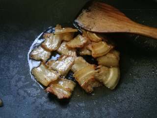 雪菜肉片炒口蘑-米饭杀手,煸至两面金黄后肉片捞出，油留在锅中。