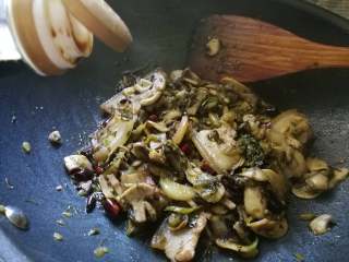 雪菜肉片炒口蘑-米饭杀手,淋入一汤匙生抽，炒熟炒匀。