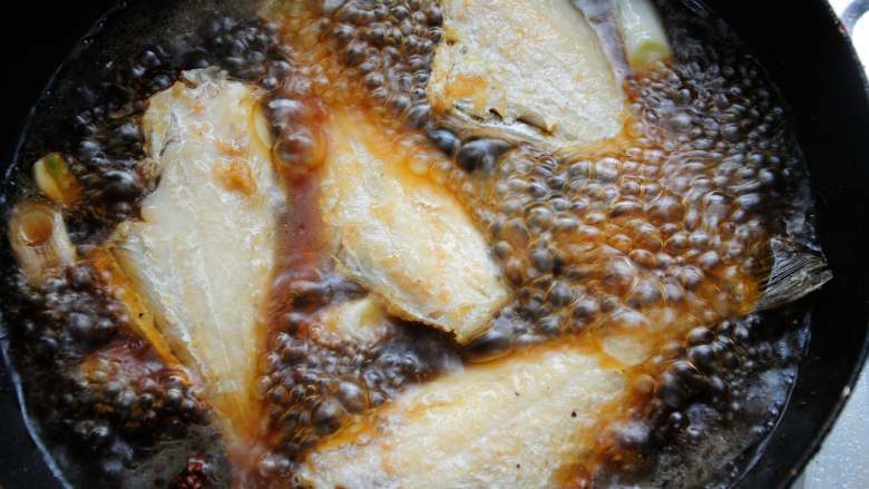 红烧扒皮鱼/耗儿鱼 简单又经典的家常美味,味道和色泽都调好之后下入煎好的扒皮鱼，中小火红烧，扒皮鱼比较薄，烧五六分钟即可入味，中间反面一次，时间太久肉会松散碎掉。
