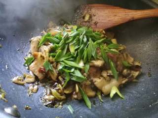雪菜肉片炒口蘑-米饭杀手,最后放入蒜苗，炒匀即可出锅。