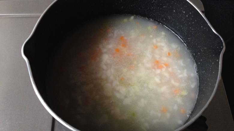 红极参疙瘩汤,再放入胡萝卜丁煮2分钟