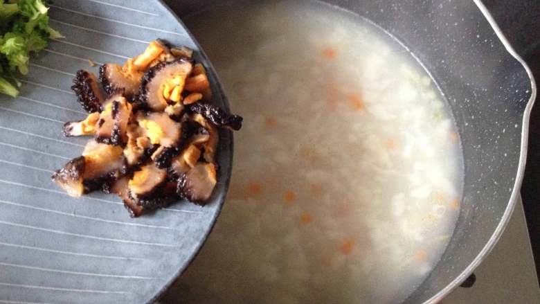 红极参疙瘩汤,倒入参片和西兰花碎，继续煮2分钟