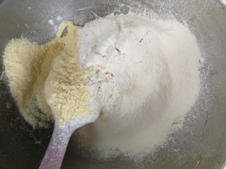 童趣动物饼干,筛入低筋面粉，加入奶粉，用刮刀拌匀