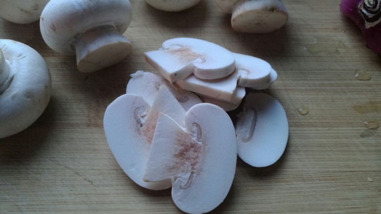 中西合璧的蘑菇烩饭,蘑菇切片。