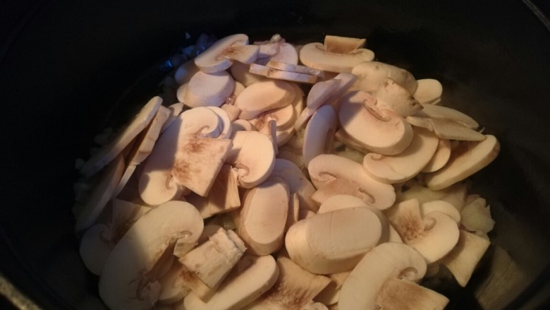 中西合璧的蘑菇烩饭,下蘑菇片，转大火炒至蘑菇略焦。