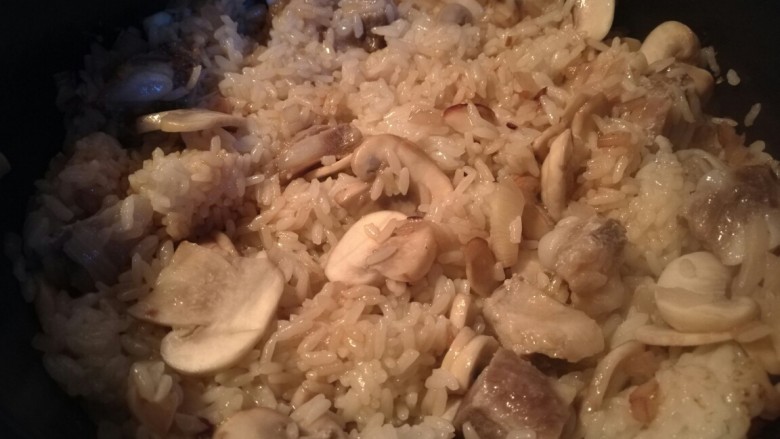 中西合璧的蘑菇烩饭,倒入排骨饭拌匀。