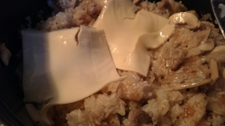 中西合璧的蘑菇烩饭,面上铺好奶酪。