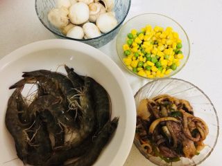 蘑菇海鲜焗饭,原材料备好