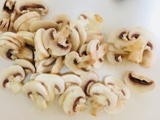 蘑菇海鲜焗饭,蘑菇切片