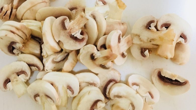 蘑菇海鲜焗饭,蘑菇切片