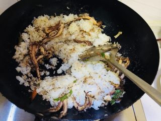 蘑菇海鲜焗饭,倒入米饭 500克，翻炒均匀