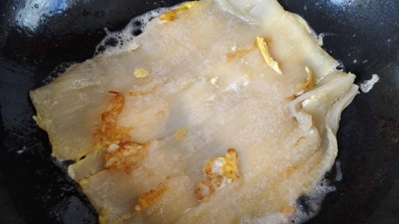 烤冷面,鸡蛋成形后，翻面煎，