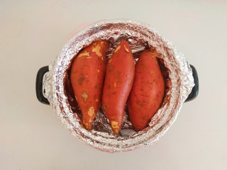 砂锅烤红薯,把红薯放在锡纸上