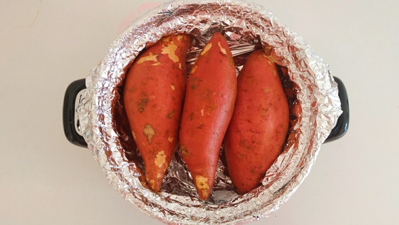 砂锅烤红薯,把红薯放在锡纸上