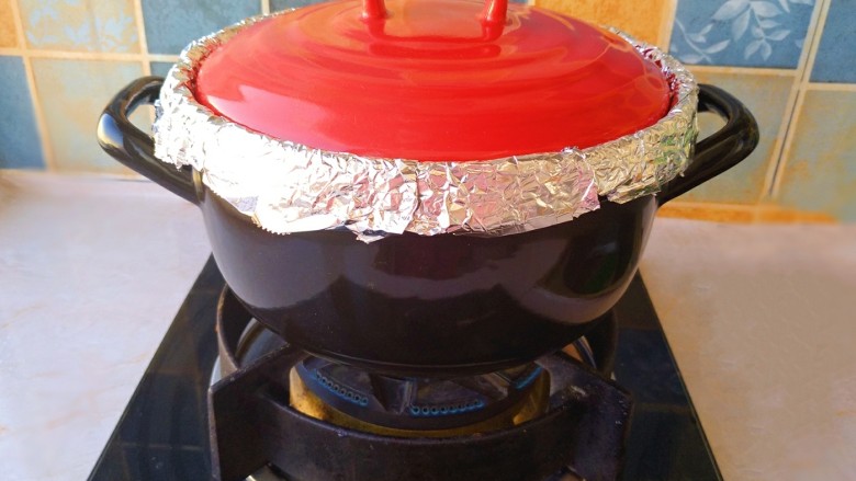 砂锅烤红薯,直接放到燃气灶上，中火干烧60分钟，中途记得给红薯翻个面