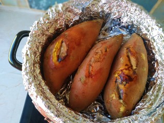 砂锅烤红薯,筷子能够轻松插过红薯，就是已经熟啦，可以享受美味的啦~