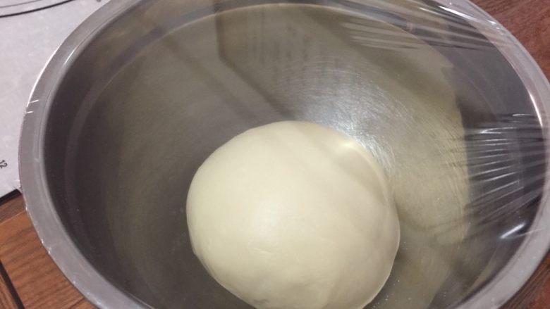 淡奶油餐包,将出膜的面团放入盆中盖上保鲜膜放入烤箱发酵