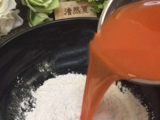 创意红萝卜,将红萝卜汁倒入糯米粉中