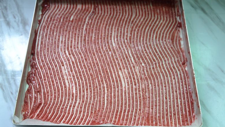 红丝绒树桩蛋糕卷,用锯齿刮板刮出条纹，放冰箱冷藏备用