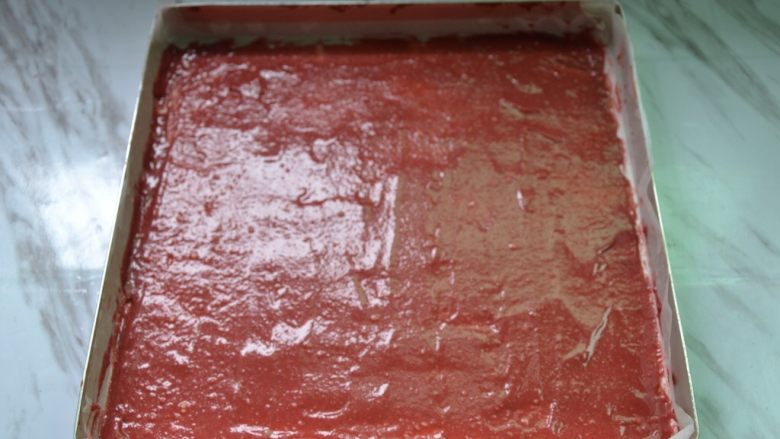 红丝绒树桩蛋糕卷,倒入红丝绒面糊，刮平表面