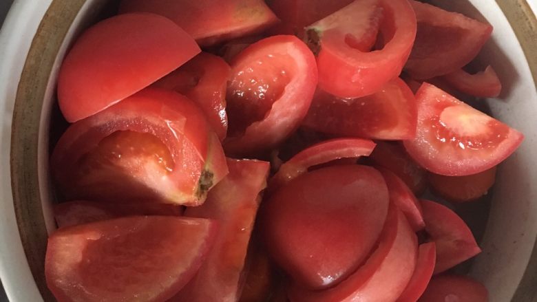 西红柿炖牛腩,加入切好的西红柿继续熬煮10分钟等西红柿软皮后将牛肉和西红柿轻轻搅拌均匀
