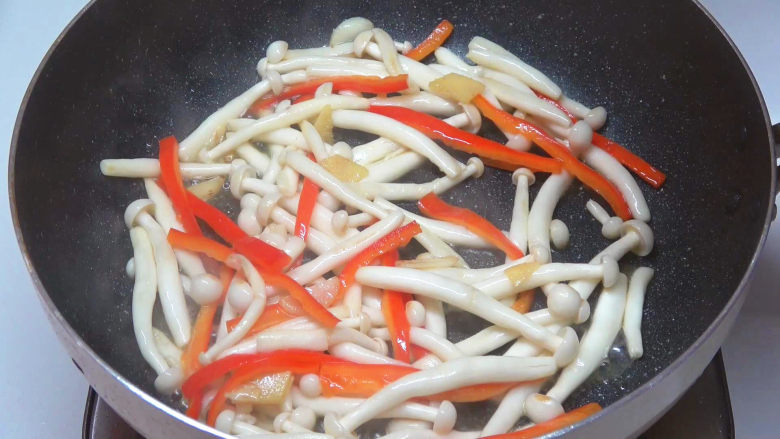 牛柳海鲜菇,把海鲜菇炒至断生