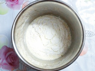 猪猪奶黄包,筛入过筛好的中筋面粉，澄粉，奶粉到搅好的牛奶蛋黄糊里，继续搅拌均匀！