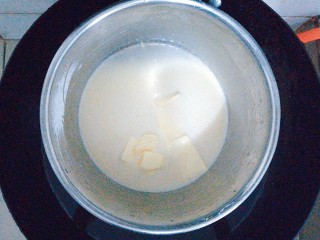 猪猪奶黄包,最后加入黄油，放到锅里隔水搅拌！
