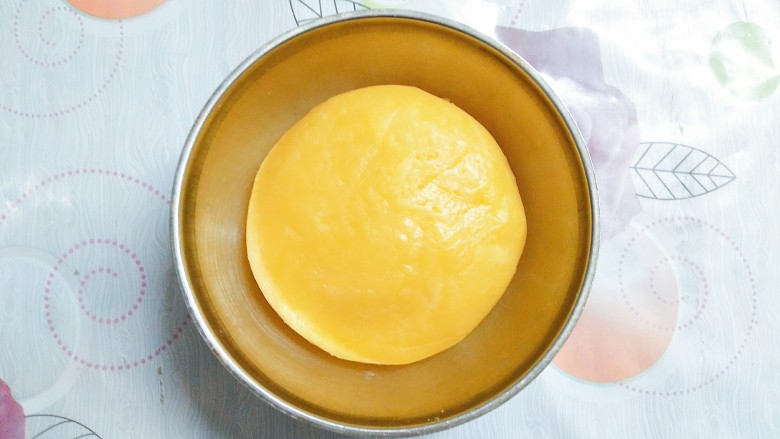 猪猪奶黄包,将奶黄面团揉圆放入一个碗里，盖上保鲜膜，放冰箱冷藏一晚上！