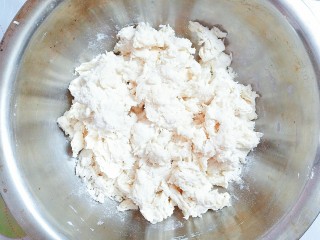 猪猪奶黄包,将融化好的酵母水倒入白色面粉里搅拌至这样的絮状！