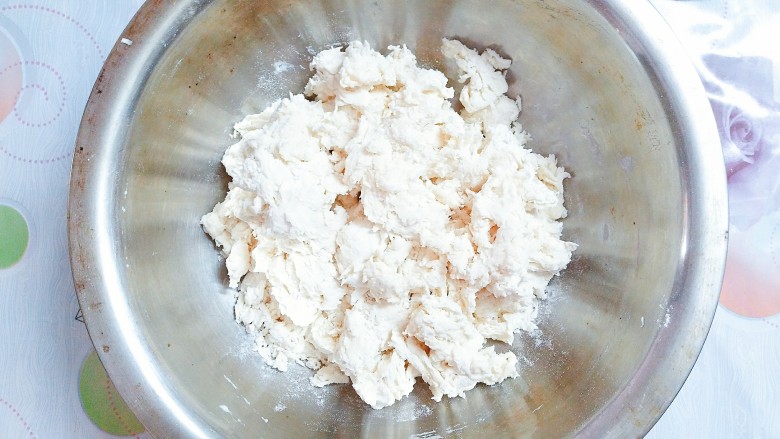 猪猪奶黄包,将融化好的酵母水倒入白色面粉里搅拌至这样的絮状！