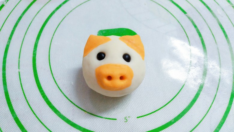 猪猪奶黄包,做好耳朵鼻子后，再把眼睛摁上去，也可以先摁眼睛再做鼻子耳朵！