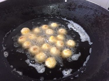南瓜🎃芝麻糯米小团子,上过油炸，炸好的糯米团会浮上来，金黄色之后就可以捞起来