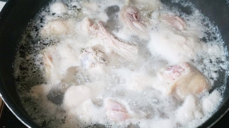 韩式鸡肉土豆汤(닭도리탕),煮的时候会出来很多不干净的东西和沫沫.等水煮到翻滚沸腾的时候,将鸡肉捞出放入冷水洗干净.