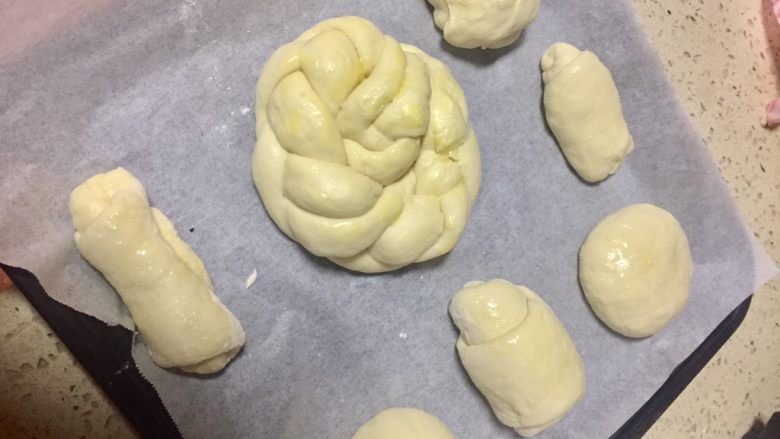 红糖黄油椰香面包（手工版）,也可以按自己喜欢的样子自己造型，放在扑油纸的烤盘上准备二次醒发