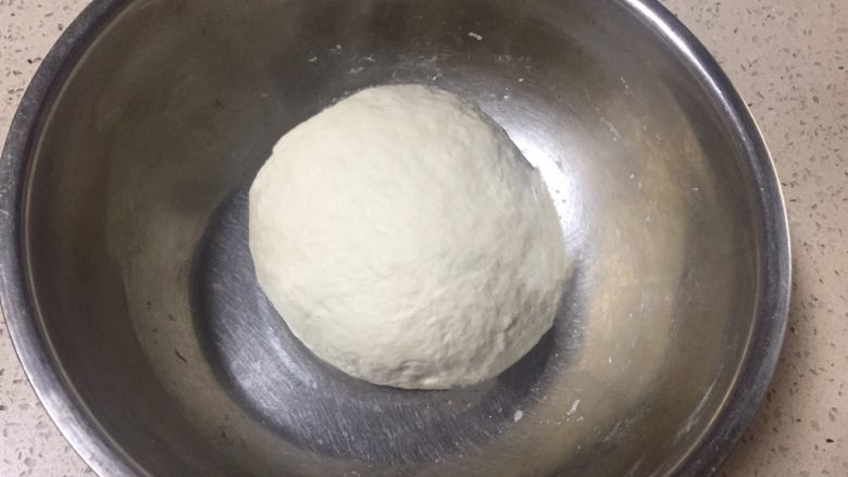 红糖黄油椰香面包（手工版）,把2.3放入4里，揉面达到三光（下面秘籍里有说明），表面可以放张湿毛巾以免面的表面团表面风干（这一步忘拍照了）