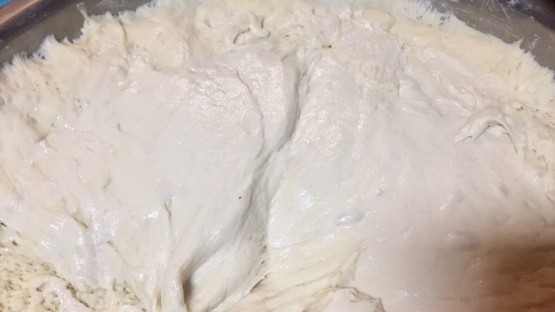红糖黄油椰香面包（手工版）,因为现在是冬季发面时间在四小时左右，面团已发至四倍大，面团呈蜂窝眼可以进行二次揉面了