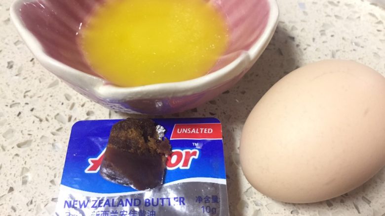 红糖黄油椰香面包（手工版）,将红糖和鸡蛋黄（不要蛋白）加入之前剩下的5克黄油里融化搅拌均匀