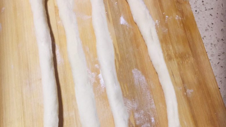 红糖黄油椰香面包（手工版）,现在可以做面包了，搓四根面条