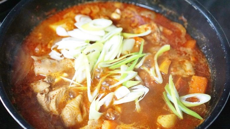 韩式鸡肉土豆汤(닭도리탕),汤汁浓郁一些后放入切好的大葱.汤汁收到满意的程度后,关火即可.