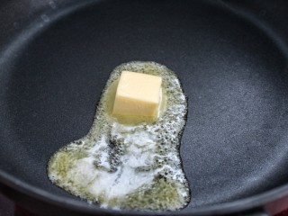 培根金针菇卷,锅中放入黄油小火融化