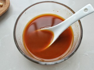 培根金针菇卷,小碗中放入生抽、蚝油、糖、淀粉和清水搅拌均匀调成料汁备用